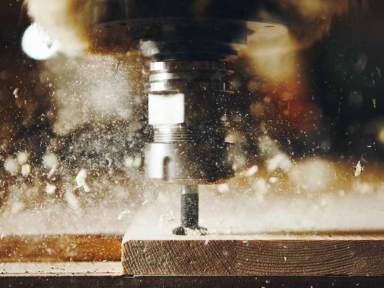 CNC-Bearbeitung eines Messestand-Bauteils in der Heines-Produktion in Willich