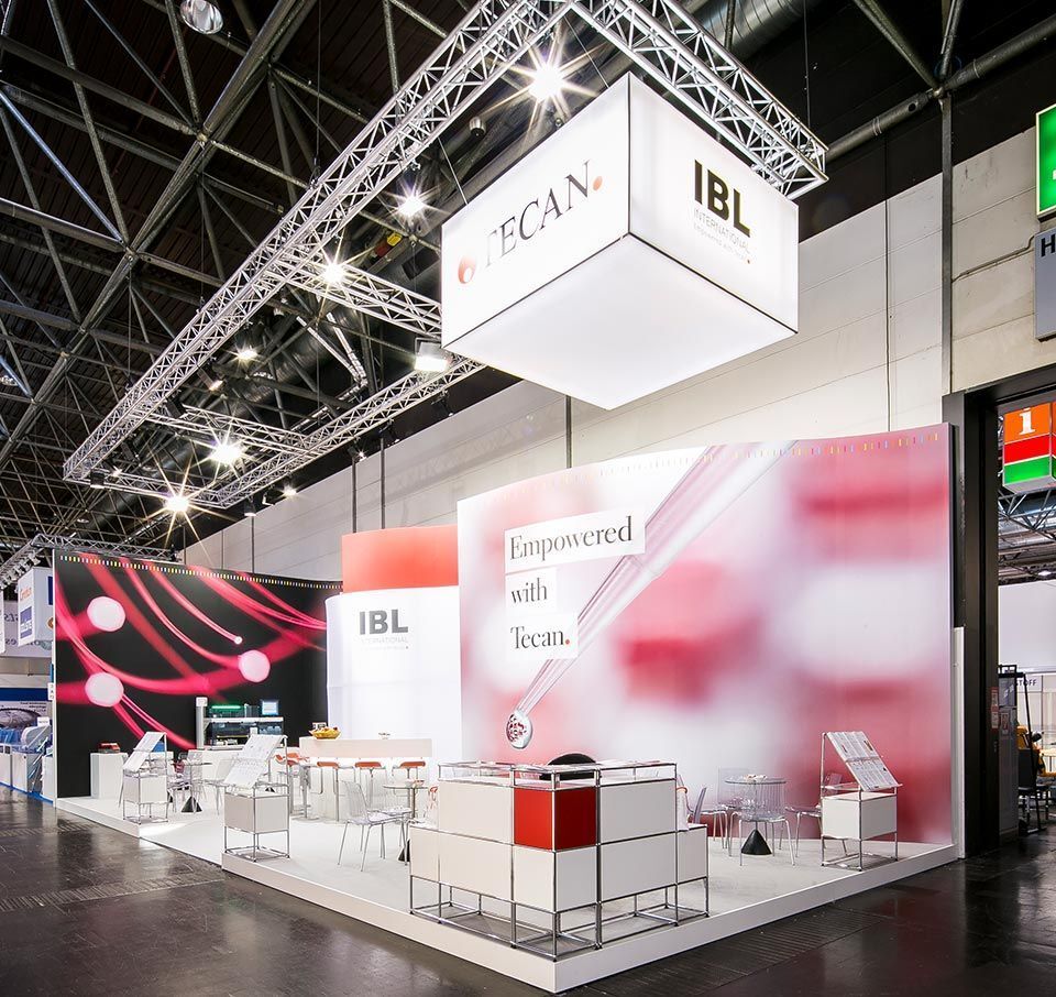 Beleuchteter Heines-Messestand für IBL auf der MEDICA Düsseldorf